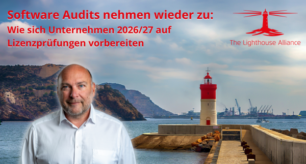 Mann in einem weißen Hemd steht vor einem Hafen mit einem Leuchtfeuer. Im Hintergrund sind Berge und Industrieanlagen zu sehen. Text beschreibt, dass Software-Audits zunehmen und wie Unternehmen sich auf Lizenzprüfungen im Jahr 2026/27 vorbereiten sollten. Logo der Lighthouse Alliance sichtbar.