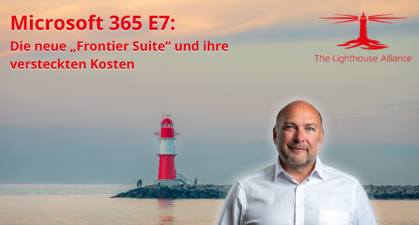 Ein Mann in einem weißen Hemd steht vor einer Küstenlandschaft mit einem Leuchtturm im Hintergrund. Über dem Bild steht der Text „Microsoft 365 E7: Die neue ‚Frontier Suite‘ und ihre versteckten Kosten“.