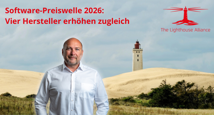 Ein Mann in Hemd steht in einer Küstenlandschaft mit Sanddünen und einem Leuchtturm im Hintergrund. Im oberen Bereich steht der Text: "Software-Preisswelle 2026: Vier Hersteller erhöhen zugleich". Rechts ist das Logo der Lighthouse Alliance sichtbar.