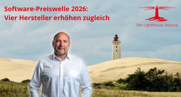 Ein Mann in Hemd steht in einer Küstenlandschaft mit Sanddünen und einem Leuchtturm im Hintergrund. Im oberen Bereich steht der Text: "Software-Preisswelle 2026: Vier Hersteller erhöhen zugleich". Rechts ist das Logo der Lighthouse Alliance sichtbar.